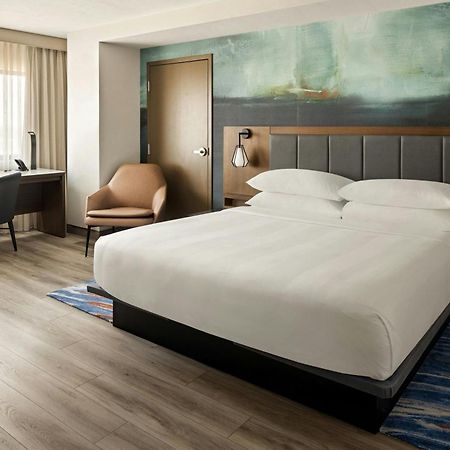 Oshkosh Marriott Waterfront Hotel & Convention Center ภายนอก รูปภาพ