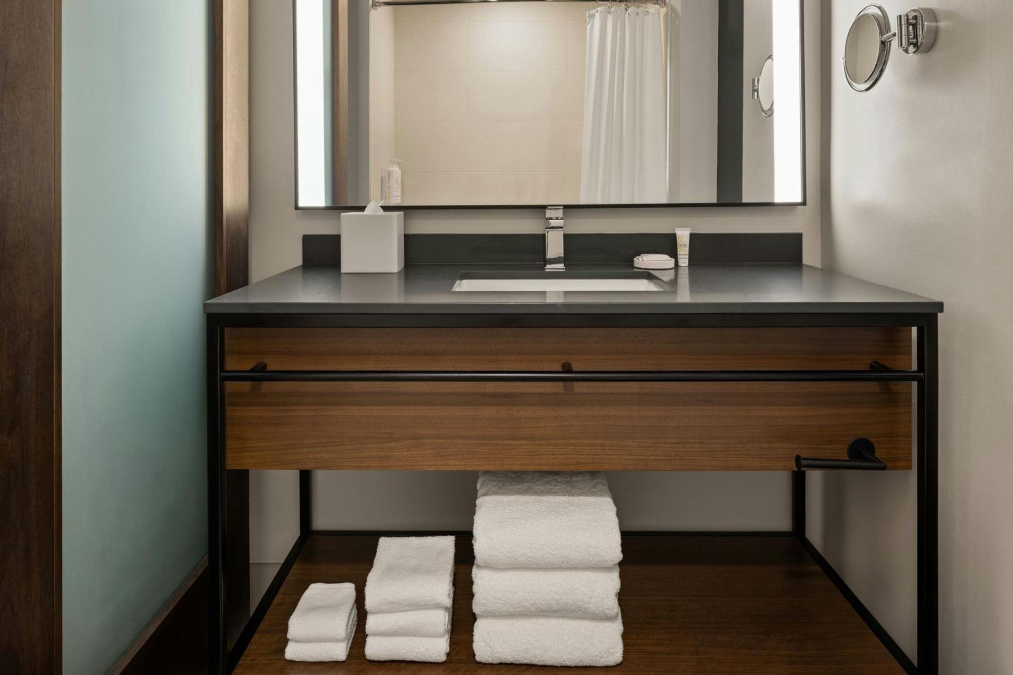 Oshkosh Marriott Waterfront Hotel & Convention Center ภายนอก รูปภาพ
