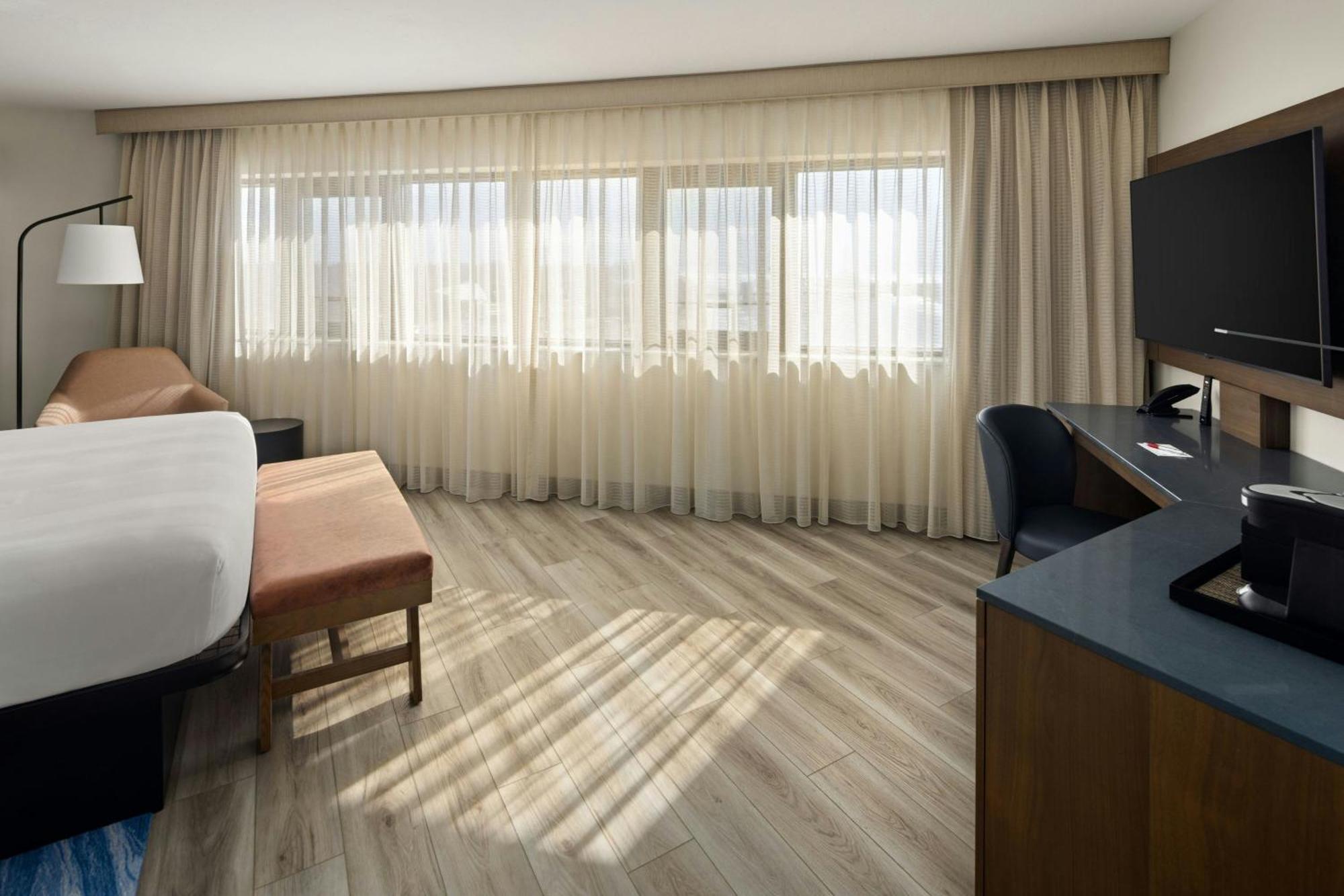 Oshkosh Marriott Waterfront Hotel & Convention Center ภายนอก รูปภาพ