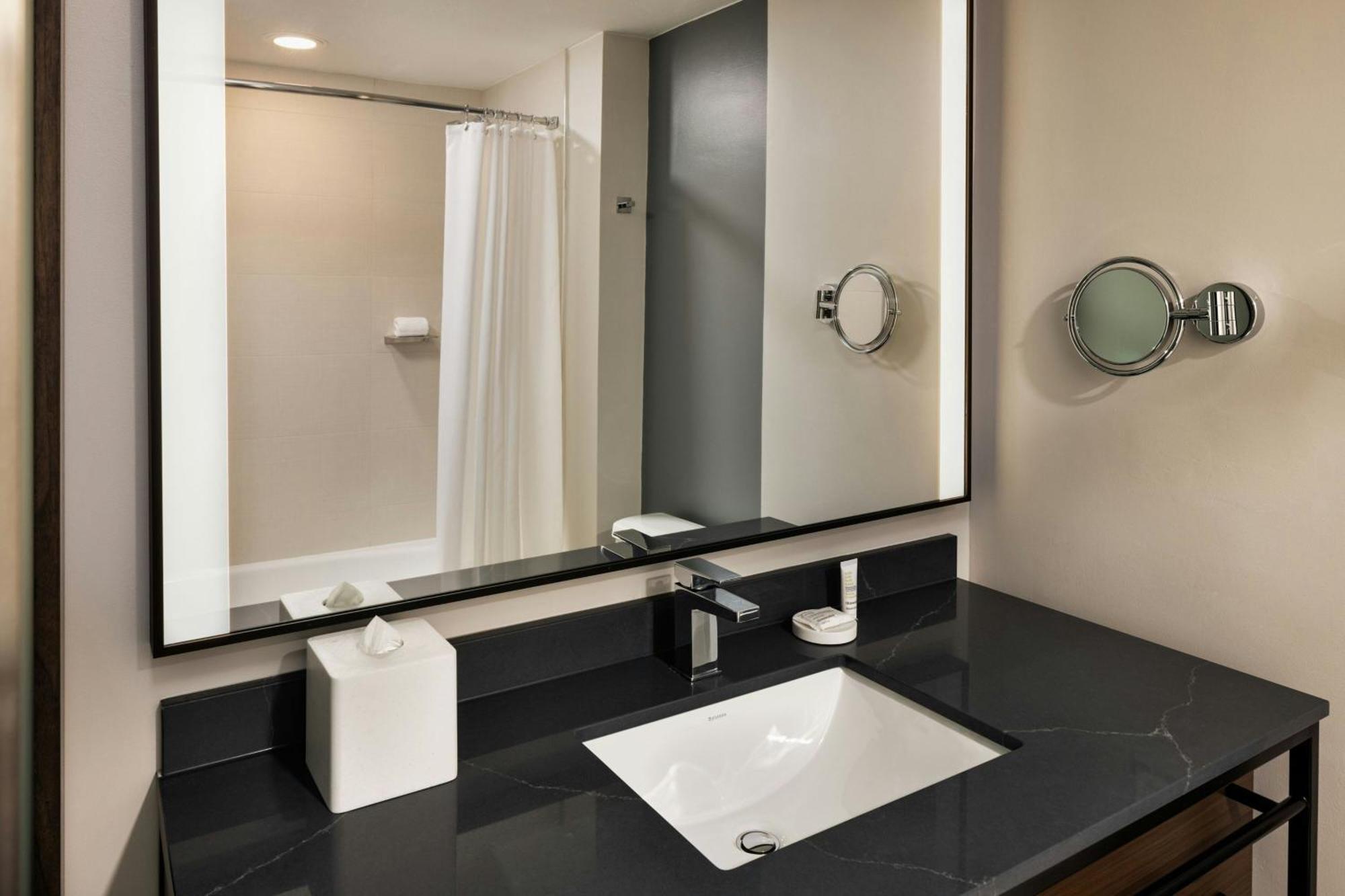 Oshkosh Marriott Waterfront Hotel & Convention Center ภายนอก รูปภาพ