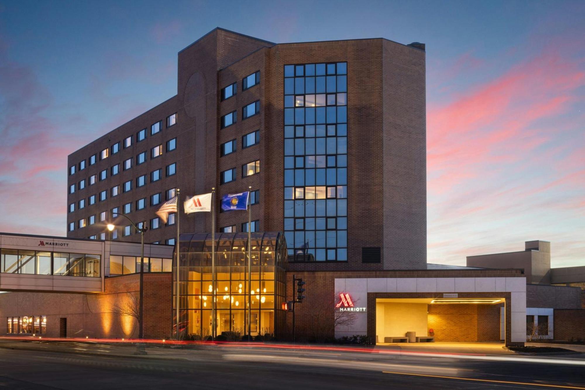 Oshkosh Marriott Waterfront Hotel & Convention Center ภายนอก รูปภาพ