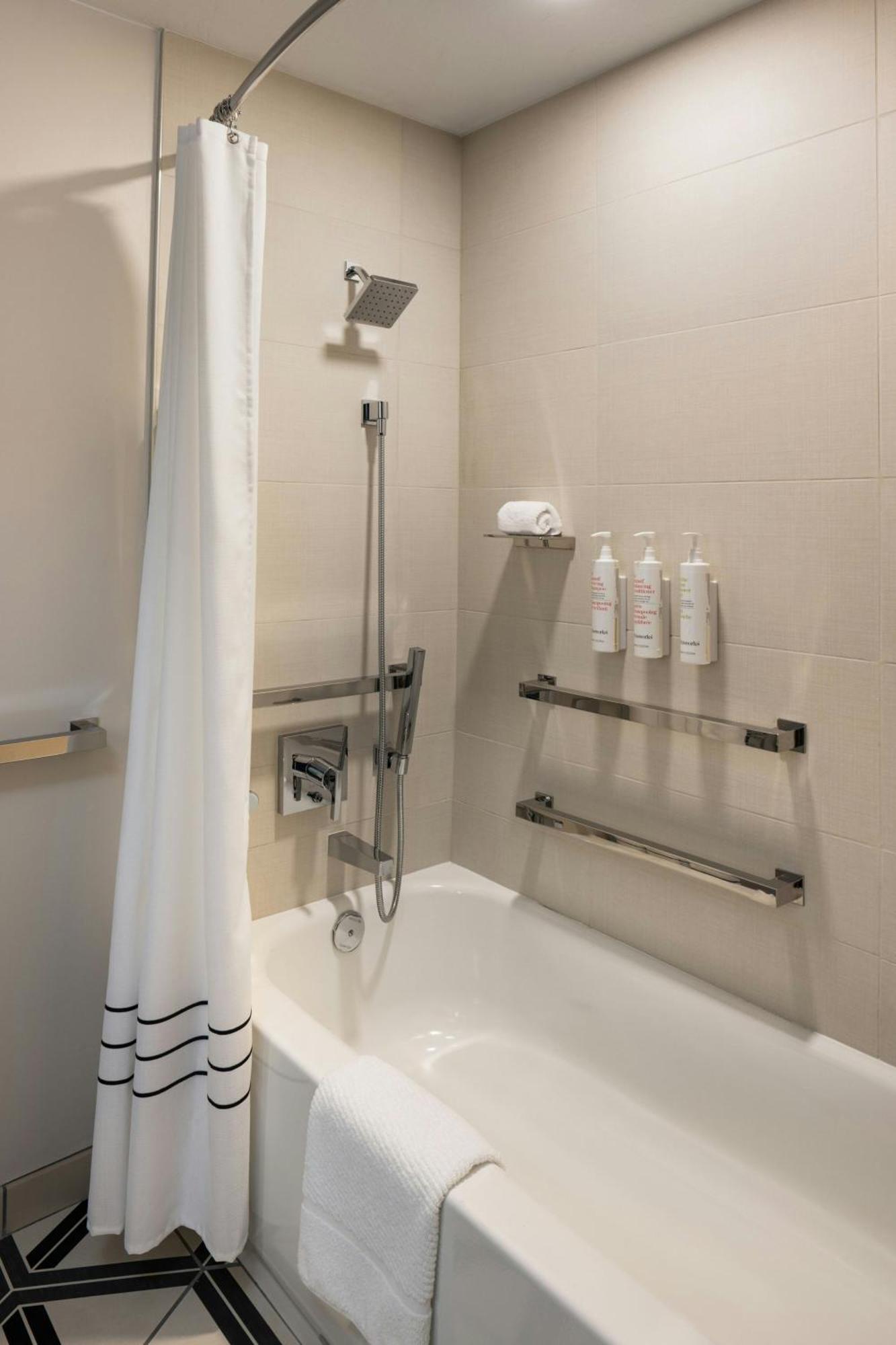 Oshkosh Marriott Waterfront Hotel & Convention Center ภายนอก รูปภาพ